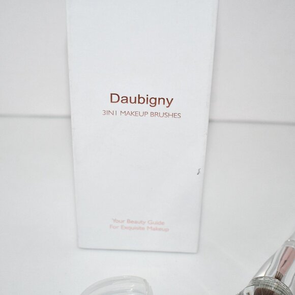 Daubigny Foundation Brush – Petal-Shaped Makeup Brush for Blending Liquid, Cream - Picture 4 of 5